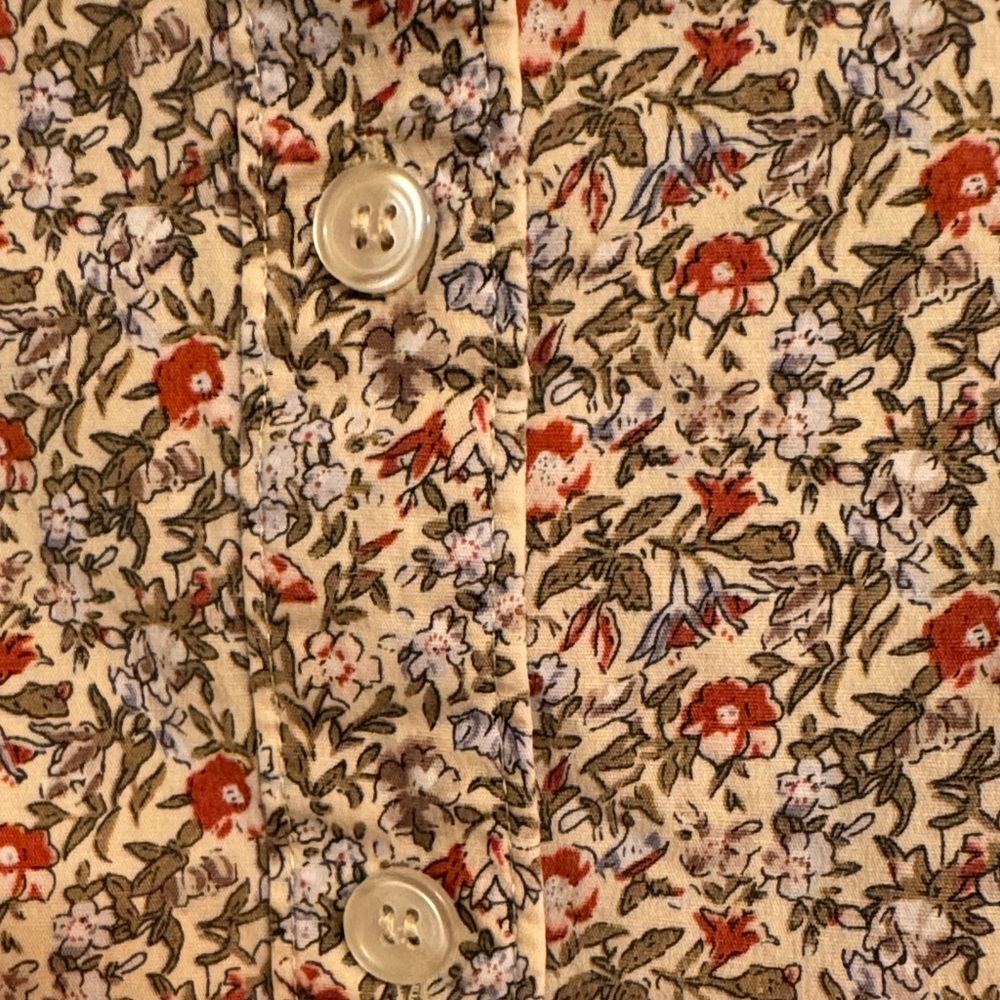 Sag Harbor Sleeveless Button-down Red & Green Floral Print Blouse. Size Medium - Picture 10 of 10